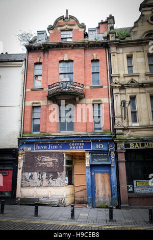 Negozi chiusi e bar nel tessuto nella zona Hall di Newcastle upon Tyne, England, Regno Unito Foto Stock