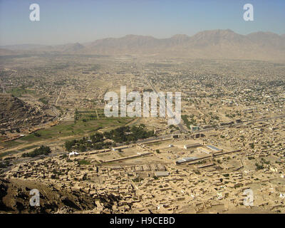 28 maggio 2004 visto dalla cima delle alture di Asmai (collina della TV): Una vista aerea di Kabul, Afghanistan, guardando a sud-ovest. Foto Stock