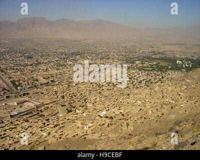 28 maggio 2004 visto dalla cima delle alture di Asmai (collina della TV): Una vista aerea di Kabul, Afghanistan, guardando a sud-ovest. Foto Stock