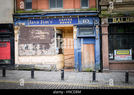 Negozi chiusi e bar nel tessuto nella zona Hall di Newcastle upon Tyne, England, Regno Unito Foto Stock