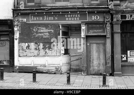 Negozi chiusi e bar nel tessuto nella zona Hall di Newcastle upon Tyne, England, Regno Unito Foto Stock