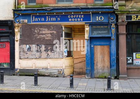 Negozi chiusi e bar nel tessuto nella zona Hall di Newcastle upon Tyne, England, Regno Unito Foto Stock