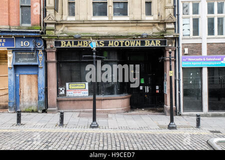 Negozi chiusi e bar nel tessuto nella zona Hall di Newcastle upon Tyne, England, Regno Unito Foto Stock