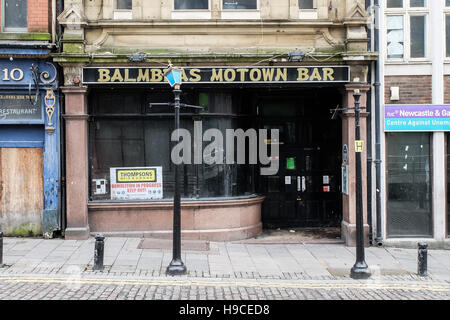 Negozi chiusi e bar nel tessuto nella zona Hall di Newcastle upon Tyne, England, Regno Unito Foto Stock