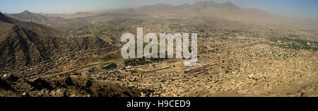28 maggio 2004 visto dalla cima delle alture di Asmai (collina della TV): Una vista aerea panoramica di Kabul, Afghanistan, guardando a sud-ovest. Foto Stock