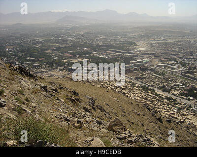 28 maggio 2004 visto dalla cima delle alture di Asmai (collina della TV): Una vista aerea di Kabul, Afghanistan, guardando est nord-est. Foto Stock