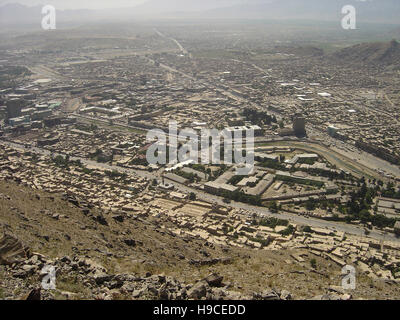 28 maggio 2004 visto dalla cima delle alture di Asmai (collina della TV): Una vista aerea di Kabul, Afghanistan, guardando ad est. Foto Stock