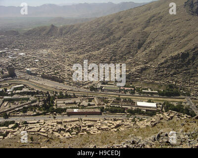 28 maggio 2004 visto dalla cima delle alture di Asmai (collina della TV): Una vista aerea di Kabul, Afghanistan, guardando a sud-est. Foto Stock