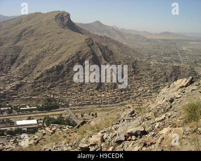 28 maggio 2004 visto dalla parte superiore della Asmai altezze (TV hill): una veduta aerea di Kabul guardando a sud. Foto Stock
