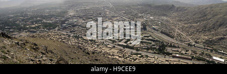 28 maggio 2004 visto dalla cima delle alture di Asmai (collina della TV): Una vista aerea panoramica di Kabul, Afghanistan, guardando ad est. Foto Stock