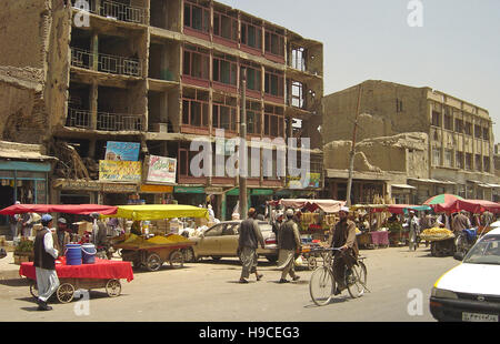 Il 29 maggio 2004 una tipica scena di strada a Kabul, Afghanistan: un mercato di strada accanto alla bomba-gli edifici danneggiati. Foto Stock
