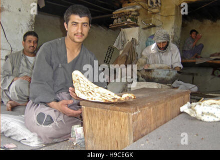 Il 31 maggio 2004 una strada sul lato di vendita da forno tradizionale pane afghano a Kabul, Afghanistan. Foto Stock