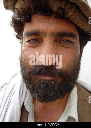 31 Maggio 2004 - Ritratto di un uomo dentro il Wazir Akbar Khan centro ortopedico nel nord di Kabul, Afghanistan. Foto Stock