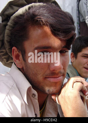 Il 31 maggio 2004 Ritratto di una giovane Pashtun uomo dentro il Wazir Akbar Khan centro ortopedico nel nord di Kabul, Afghanistan. Foto Stock