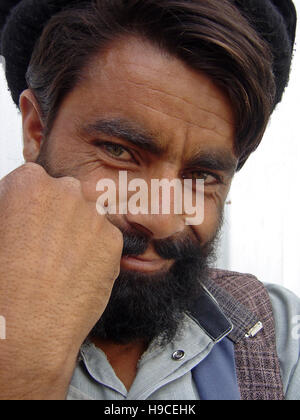 31 Maggio 2004 - Ritratto di un Pashtun tribesman wesring un lungee (turbante) all'interno del Wazir Akbar Khan centro ortopedico nel nord di Kabul, Afghanistan. Foto Stock