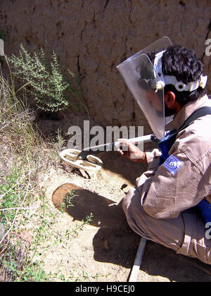 1 giugno 2004 nel villaggio di do Saraka, vicino alla base aerea di Bagram, Afghanistan, un membro del HALO Trust al lavoro per la bonifica delle mine terrestri. Foto Stock