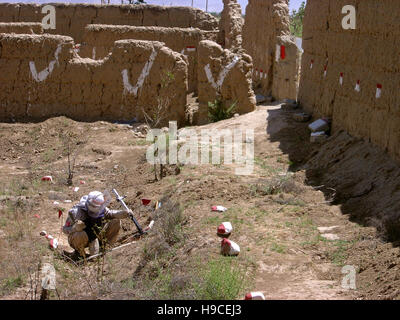 1 giugno 2004 nel villaggio di do Saraka, vicino alla base aerea di Bagram, Afghanistan, un membro del HALO Trust al lavoro per la bonifica delle mine terrestri. Foto Stock