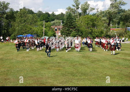 Highland marching band in Haliburton, Ontario, Canada Foto Stock