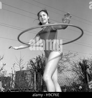 Alessandria Jelec, 13, di Eastcote, Middlesex, è impostato per riprodurre il carattere "uzy' nel musical "Flower Drum Song' al West End di Londra Palace Theatre. Ella partecipa nella danza come una di hula hoop girl ed è visto qui a fare pratica con un hula hoop in lei al giardino di casa. Foto Stock