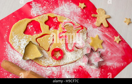 La cottura di panpepato in processo. Biscotti di Natale Foto Stock