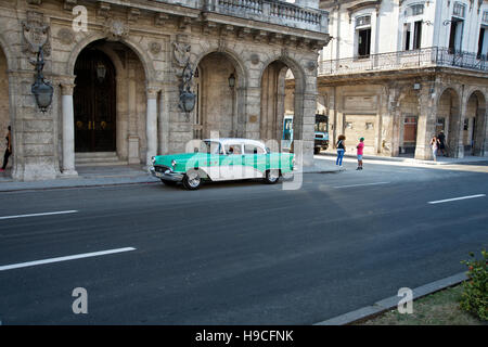 Un classico Vintage noi auto parcheggiate davanti al grande edificio coloniale nel centro di Havana Cuba Foto Stock