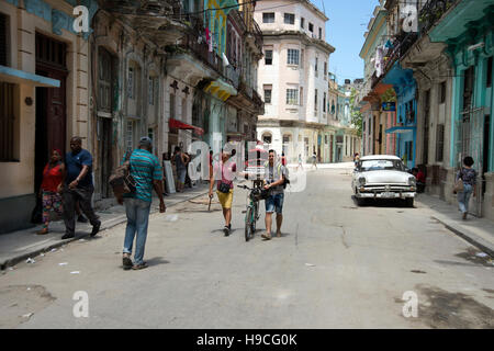 Strada trafficata scena in Havana la vita sulle strade del centro di Havana Cuba Foto Stock