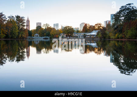 Atlanta, Georgia skyline della città sul lago di Clara Meer in Piedmont Park. (USA) Foto Stock