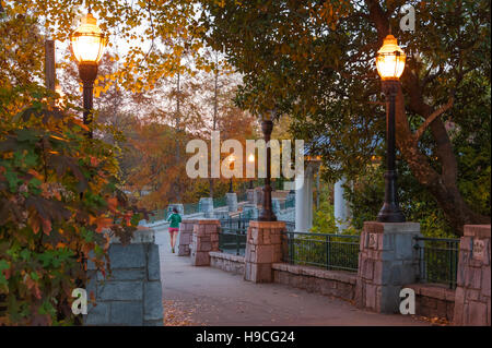 Donna jogging al parco Piemonte in Atlanta, Georgia. (USA) Foto Stock