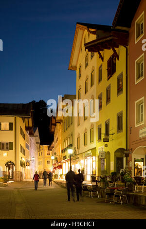 Twilight visualizza in basso Marktplatz Strasse, a Berchtesgaden, Baviera, Germania Foto Stock