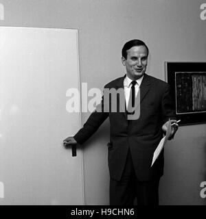 Deutscher Historiker, Herausgeber und Autor Joachim Clemens Fest in seinem Büro, Deutschland 1960er Jahre. Lo storico tedesco, editore e autore Joachim Clemens Fest presso il suo ufficio, Germania 1960s. Foto Stock