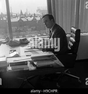 Deutscher Historiker, Herausgeber und Autor Joachim Clemens Fest in seinem Büro, Deutschland 1960er Jahre. Lo storico tedesco, editore e autore Joachim Clemens Fest presso il suo ufficio, Germania 1960s. Foto Stock