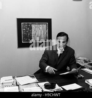 Deutscher Historiker, Herausgeber und Autor Joachim Clemens Fest in seinem Büro, Deutschland 1960er Jahre. Lo storico tedesco, editore e autore Joachim Clemens Fest presso il suo ufficio, Germania 1960s. Foto Stock