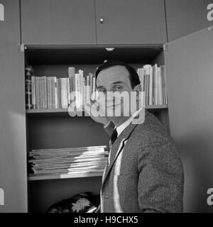 Deutscher Historiker, Herausgeber und Autor Joachim Clemens Fest in seinem Büro, Deutschland 1960er Jahre. Lo storico tedesco, editore e autore Joachim Clemens Fest presso il suo ufficio, Germania 1960s. Foto Stock