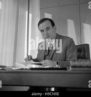 Deutscher Historiker, Herausgeber und Autor Joachim Clemens Fest in seinem Büro, Deutschland 1960er Jahre. Lo storico tedesco, editore e autore Joachim Clemens Fest presso il suo ufficio, Germania 1960s. Foto Stock