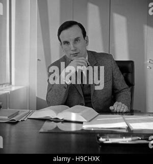 Deutscher Historiker, Herausgeber und Autor Joachim Clemens Fest in seinem Büro, Deutschland 1960er Jahre. Lo storico tedesco, editore e autore Joachim Clemens Fest presso il suo ufficio, Germania 1960s. Foto Stock