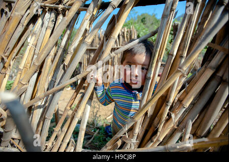 Maya ragazzo indigeni a casa in mano de Leon, piccolo villaggio remoto al di fuori di antigua, sacatepequez, guatemala. Foto Stock