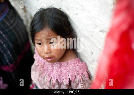 Maya ragazza indigeni in abbigliamento tradizionale in Sumpango, Sacatepequez, Guatemala. Foto Stock