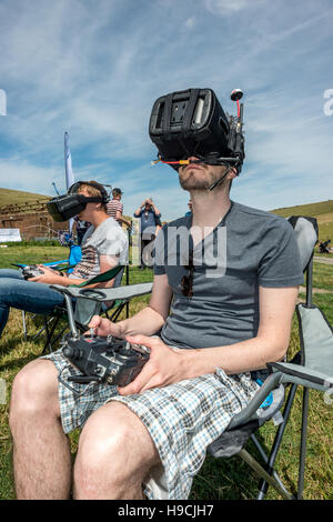 In corrispondenza di una miniatura del drone in airshow East Sussex; volantini prendendo parte al circuito, dietro FPV occhiali / occhiali protettivi. Foto Stock