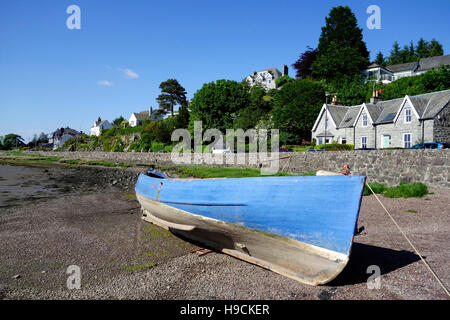 Kippford o Scaur villaggio con blu di legno barca a remi, Urr estuario, Colvend Costa, Dumfries & Galloway, Scotland, Regno Unito Foto Stock