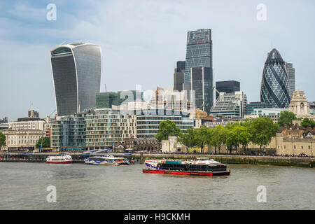 Gran Bretagna, Inghilterra, Londra, Fiume Tamigi con la città moderna della skyline di Londra e i suoi più suggestivi esempi di architettura moderna Foto Stock