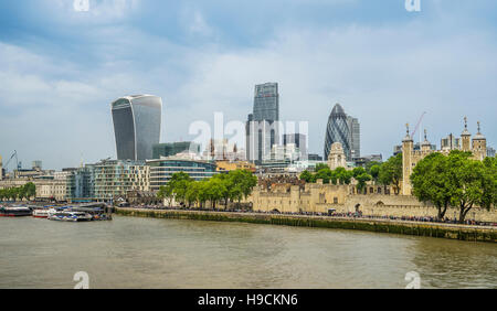 Gran Bretagna, Inghilterra, Londra, Torre di Londra e al Fiume Tamigi con la città moderna della skyline di Londra Foto Stock