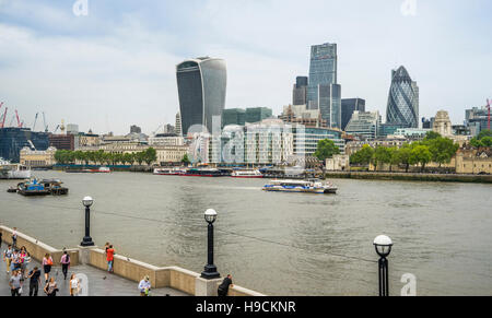 Gran Bretagna, Inghilterra, Londra, vista dalla regina a piedi sulla Southwark rive del Tamigi della moderna città di skyline di Londra Foto Stock