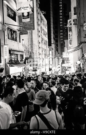 Immagine in bianco e nero della festa di Halloween a Lan Kwai Fong, a Hong Kong Foto Stock