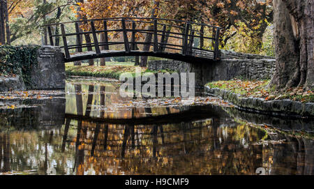 Belgrado, Serbia - In legno ponte pedonale a Topcider Park Foto Stock