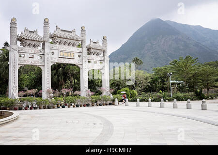 Ingresso al Monastero Po Lin con la montagna in background, l'Isola di Lantau, Hong Kong Foto Stock