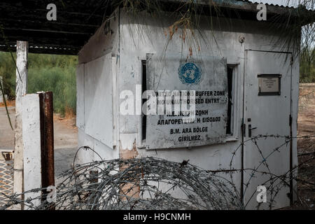 Un abbandonato Nazioni Unite post segna l'inizio della zona di buffer tra greco-ciprioti e turco-ciprioti in aree di Nicosia, Foto Stock