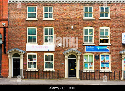 Due di una fila di cinque case di stile Georgiano risalente al 1787, la leva Street, Northern Quarter, Manchester, Regno Unito. Il Grade ii Listed. Foto Stock