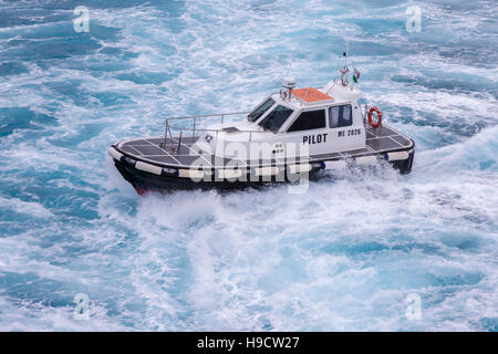 Barca pilota a fianco in attesa di prendere il pilota di ritorno al porto delle navi da crociera P&O Arcadia dopo aver lasciato Messina, Sicilia. Foto Stock
