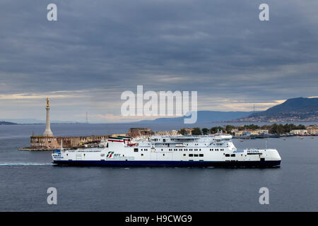 Inserimento dei traghetti del porto di Messina la mattina presto, Messina, Sicilia. Foto Stock