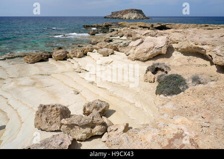 Chalk spiaggia di Cape Drepano, con Geronisos isola, Agios Georgios, Cipro Foto Stock